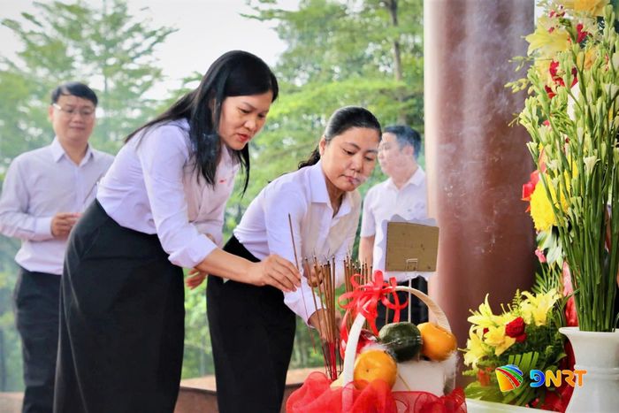 Cán bộ Ủy ban Kiểm tra Thành ủy Đà Nẵng dâng hương. Ảnh: ALĂNG NGƯỚC