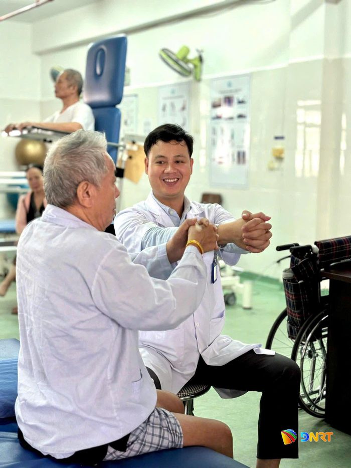 Việc ứng dụng công nghệ được gắn với mục tiêu điều trị và theo dõi tiến bộ của từng người bệnh. Ảnh: PHƯƠNG LAN