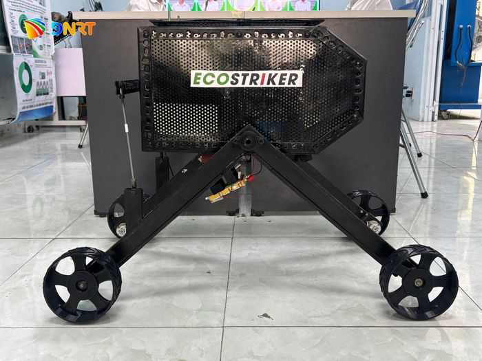 Ecostriker - robot diệt cỏ bằng tia laser. Ảnh: KHÁNH NGÂN