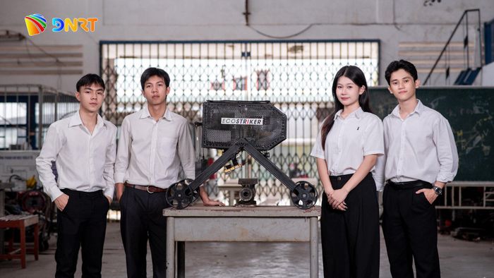 Nhóm sinh viên Trường Đại học Sư phạm Kỹ thuật (Đại học Đà Nẵng) với đề tài “Ecostriker - robot diệt cỏ bằng tia laser”. Ảnh: ĐVCC