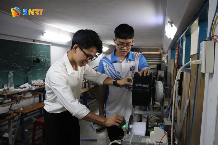 Nhóm sinh viên phát triển dự án “Máy đóng bầu thông minh tự động Green Storm”. Ảnh: KHÁNH NGÂN