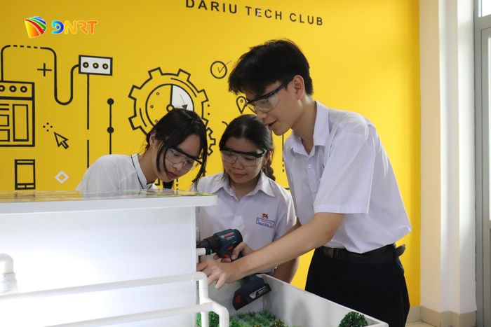 Nhóm học sinh Trường THPT Nguyễn Văn Thoại, phường Hòa Xuân với mô hình “Ao - vườn - thủy canh tích hợp công nghệ IoT và Biofloc”. Ảnh: KHÁNH NGÂN