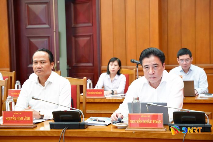 Phó Bí thư Thường trực Thành ủy Nguyễn Khắc Toàn (bên phải) và Phó Bí thư Thành ủy, Chủ tịch Ủy ban MTTQ Việt Nam thành phố Nguyễn Đình Vĩnh (bên trái) dự hội nghị. Ảnh: T.CÔNG