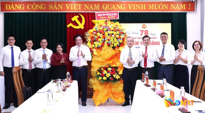 Phó Bí thư Thường trực Thành ủy Nguyễn Khắc Toàn (thứ 5, từ trái qua) tặng hoa chúc mừng Ủy ban Kiểm tra Thành ủy. Ảnh: NGỌC HÀ