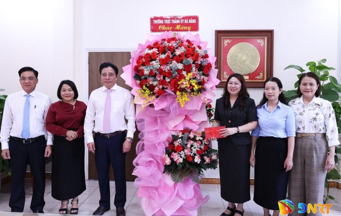 Phó Bí thư Thường trực Thành ủy Nguyễn Khắc Toàn (thứ 3, từ trái qua) tặng hoa chúc mừng Ủy ban MTTQ Việt Nam thành phố. Ảnh: NGỌC HÀ