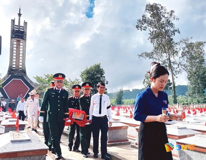 Đưa hài cốt liệt sĩ về nơi an nghỉ. Ảnh: DUY THÁI