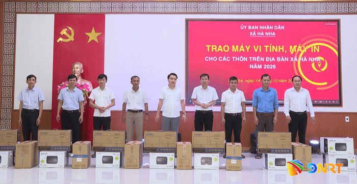 UBND xã Hà Nha trao máy vi tính, máy in cho các thôn. Ảnh: LAM KHUÊ