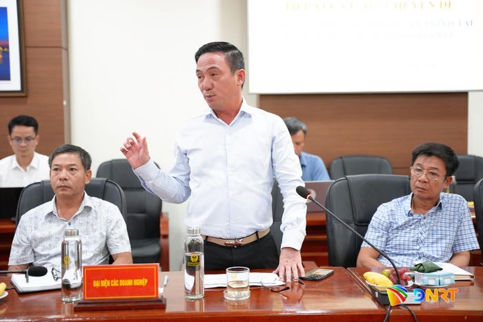 Đại diện doanh nghiệp nêu kiến nghị tại buổi tiếp xúc. Ảnh: T.CÔNG