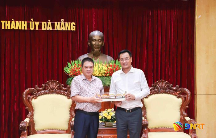 Bí thư Thành ủy Lê Ngọc Quang (bên phải) tặng quà lưu niệm cho ông Trần Ngọc Dân, Chủ tịch HĐQT Công ty CP Tập đoàn Tân Thành Đô. Ảnh: NGỌC PHÚ