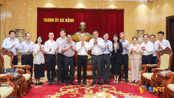 Các đại biểu chụp ảnh lưu niệm. Ảnh: NGỌC PHÚ