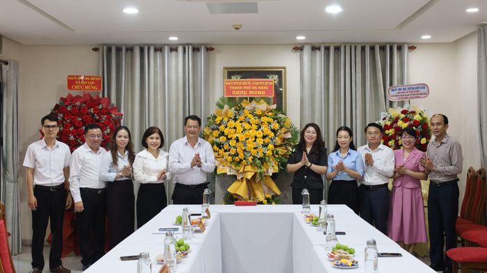 Phó Bí thư Thường trực Đảng ủy MTTQ và các đoàn thể, Phó Chủ tịch Thường trực Ủy ban MTTQ Việt Nam thành phố Nguyễn Thị Thu Lan (thứ năm, từ phải sang) tặng hoa chúc mừng Ban Tổ chức Thành ủy nhân kỷ niệm 96 năm Ngày truyền thống ngành Tổ chức xây dựng Đảng (14/10). Ảnh: THÁI CƯỜNG