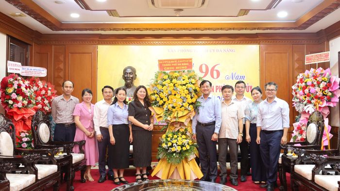 Phó Bí thư Thường trực Đảng ủy MTTQ và các đoàn thể, Phó Chủ tịch Thường trực Ủy ban MTTQ Việt Nam thành phố Nguyễn Thị Thu Lan (thứ năm, từ trái sang) tặng hoa chúc mừng Văn phòng Thành ủy nhân kỷ niệm 96 năm Ngày truyền thống Văn phòng cấp ủy (18/10). Ảnh: THÁI CƯỜNG
