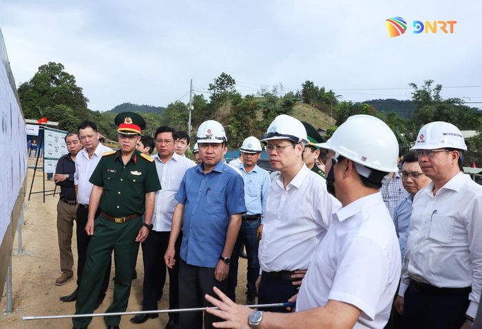Chủ tịch UBND thành phố Nguyễn Mạnh Hùng (hàng đầu, thứ 2, bên phải sang) nghe báo cáo tiến độ thi công dự án Cải tạo, nâng cấp quốc lộ 14D đoạn qua xã Bến Giằng hồi tháng 8/2026. Ảnh: NGỌC PHÚ