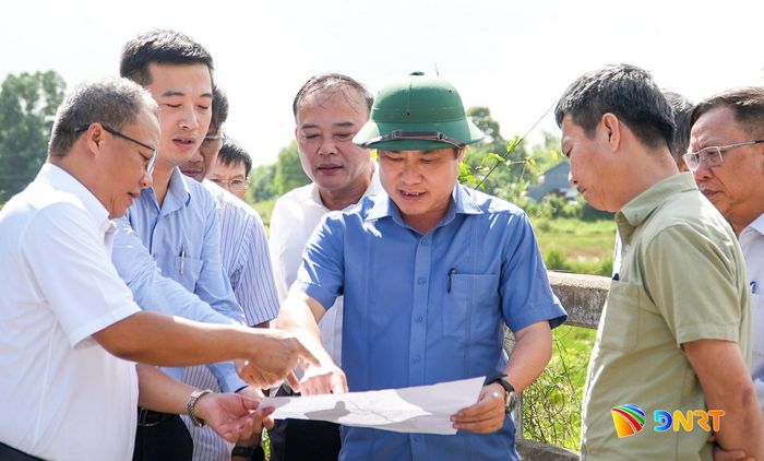 Phó Chủ tịch UBND thành phố Phan Thái Bình (thứ 2 từ phải qua) khảo sát tại cầu Đập Cao Su (trên tuyến ĐH10). Ảnh: HỒ QUÂN