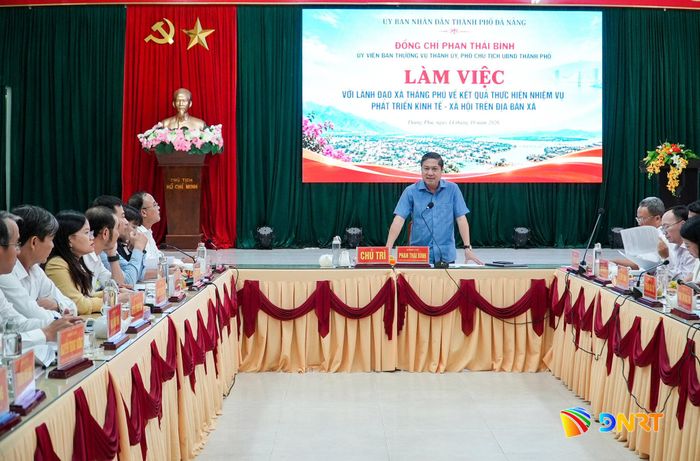 Phó Chủ tịch UBND thành phố Phan Thái Bình chủ trì buổi làm việc với UBND xã Thăng Phú. Ảnh: HỒ QUÂN