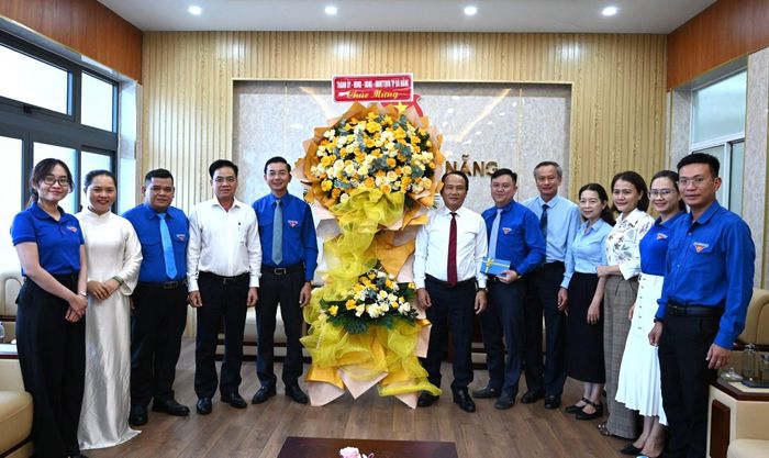Phó Bí thư Thành ủy, Chủ tịch Ủy ban MTTQ Việt Nam thành phố Nguyễn Đình Vĩnh (thứ 7, từ phải qua) và Phó Chủ tịch HĐND thành phố Đoàn Ngọc Hùng Anh (thứ 5, từ phải qua) cùng đoàn công tác tặng hoa chúc mừng Hội Liên hiệp Thanh niên thành phố. Ảnh: KHÁNH LINH
