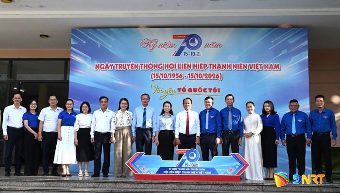 Đoàn công tác chụp hình lưu niệm tại Hội Liên hiệp Thanh niên thành phố. Ảnh: KHÁNH LINH