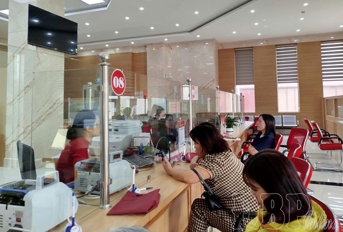 Chi nhánh Ngân hàng Nông nghiệp và Phát triển nông thôn tỉnh giải quyết vay vốn cho người dân, hợp tác xã.