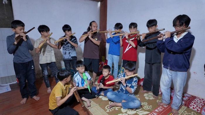 Nghệ nhân Vừ A Nếnh truyền dạy sáo Mông cho thế hệ trẻ.