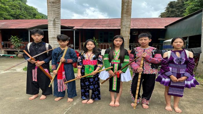 Nghệ nhân và người trẻ bản Huổi Lóng trao truyền, giữ gìn văn hóa Mông.
