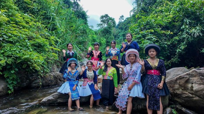 Phụ nữ Mông bản Huổi Lóng giới thiệu bản sắc du lịch địa phương.