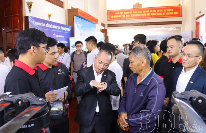Doanh nghiệp công nghệ giới thiệu giải pháp công nghệ phát triển kinh tế tầm thấp với người dân Điện Biên.  