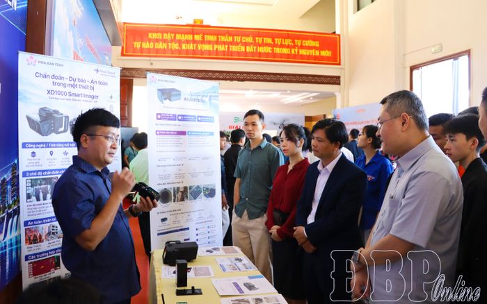 Đại biểu tham quan triển lãm.