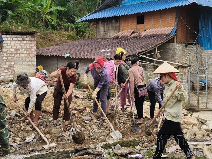 Hội viên phụ nữ chi hội bản Đắng, xã Nà Tấu chung tay hỗ trợ gia đình chị Lò Thị Cương đào móng nhà.