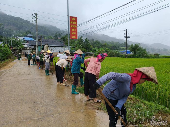 Dưới đôi bàn tay khéo léo của hội viên phụ nữ cơ sở, đường vào các bản ở xã Nà Tấu ngập tràn sắc hoa.