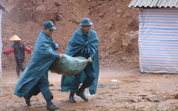Xã Na Son diễn tập phòng thủ dân sự ứng phó lũ ống, lũ quét, sạt lở đất và tìm kiếm cứu nạn.