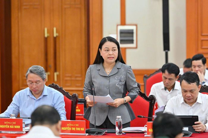 Đồng chí Nguyễn Thị Thu Hà, Ủy viên Trung ương Đảng, Phó Chánh Văn phòng Thường trực Văn phòng Trung ương Đảng báo cáo tại Hội nghị. 