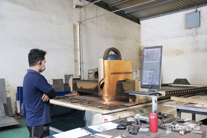 Công nhân sản xuất tại một doanh nghiệp cơ khí chế tạo ở phường Biên Hòa.