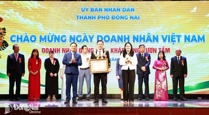 Ủy viên Ban Thường vụ Thành ủy, Phó Chủ tịch Thường trực HĐND thành phố Đồng Nai Đặng Minh Nguyệt và Ủy viên Ban Thường vụ Thành ủy, Phó Chủ tịch Thường trực Ủy ban MTTQ Việt Nam thành phố Đồng Nai Hà Anh Dũng trao bằng khen của UBND thành phố cho các doanh nhân. Ảnh: Công Nghĩa