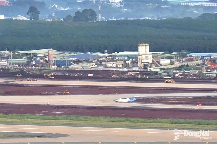 Tàu bay thực hiện bay kiểm tra, hiệu chuẩn hệ thống thiết bị dẫn đường và đèn tín hiệu hàng không tại Sân bay Long Thành. Ảnh: VATM cung cấp