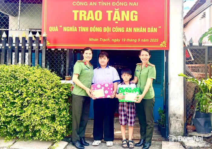 Thượng tá Nông Thị Minh Huệ (bìa phải), Ủy viên Ban Thường vụ Hội LHPN thành phố, Trưởng ban Phụ nữ Công an thành phố Đồng Nai thăm và tặng quà con liệt sĩ hy sinh khi làm nhiệm vụ. Ảnh: Hội LHPN thành phố cung cấp