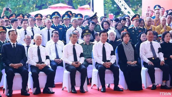 Thủ tướng Lê Minh Hưng dự Lễ viếng, Lễ truy điệu 731 hài cốt liệt sĩ được tìm kiếm, quy tập tại Công viên văn hóa Lê Thị Riêng, phường Hòa Hưng, Thành phố Hồ Chí Minh. Ảnh: Dương Giang/TTXVN