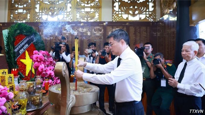Thủ tướng Lê Minh Hưng dâng hoa, dâng hương tưởng niệm các Anh hùng liệt sĩ﻿ tại Nhà bia Liệt sĩ trong Công viên văn hóa Lê Thị Riêng. Ảnh: Dương Giang/TTXVN