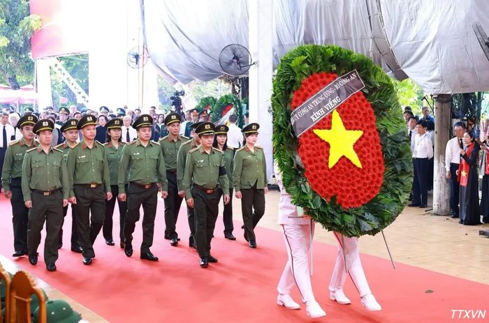 Đoàn Bộ Công an viếng các anh hùng liệt sĩ được tìm kiếm, quy tập tại Công viên văn hóa Lê Thị Riêng, phường Hòa Hưng, Thành phố Hồ Chí Minh. Ảnh: Dương Giang/TTXVN