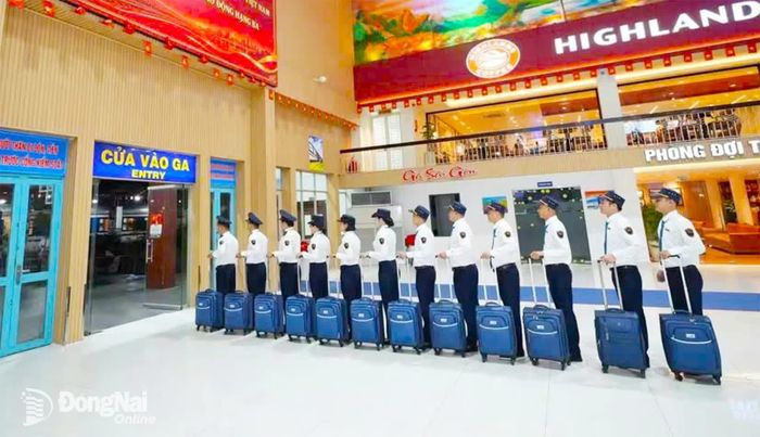 Đội ngũ trưởng tàu, tiếp viên được lựa chọn, đào tạo kỹ lưỡng về nghiệp vụ và kỹ năng giao tiếp. Ảnh: ĐVCC