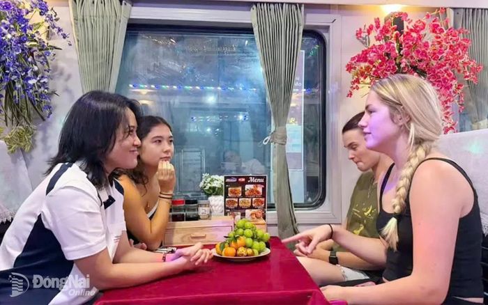 Đoàn tàu có nhiều cải tiến về nội thất, tiện nghi và dịch vụ nhằm nâng cao trải nghiệm của hành khách. Ảnh: ĐVCC