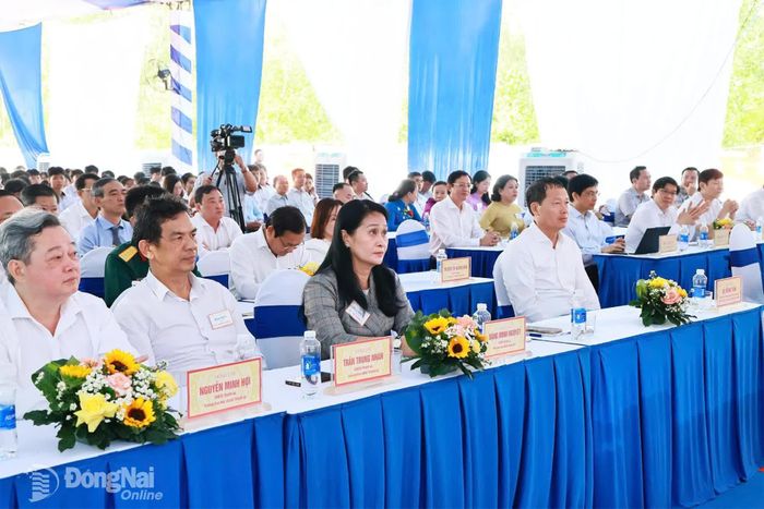 Đồng chí Vũ Hồng Văn, Ủy viên Trung ương Đảng, Bí thư Thành ủy, Trưởng đoàn Đại biểu Quốc hội thành phố Đồng Nai cùng các đồng chí lãnh đạo thành phố dự buổi lễ. Ảnh: Công Nghĩa