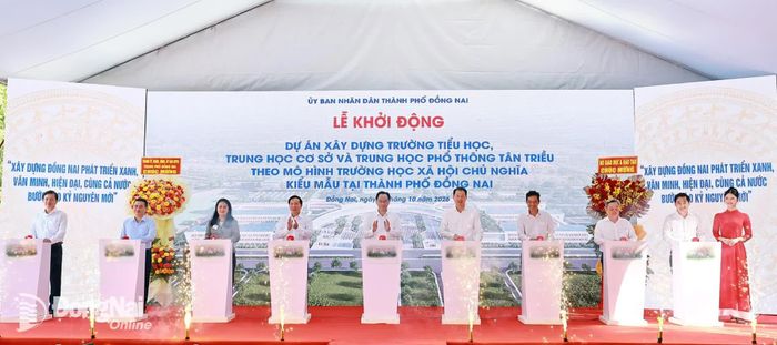 Các đại biểu ấn nút chính thức khởi động Dự án Xây dựng Trường TH-THCS-THPT Tân Triều theo mô hình trường học xã hội chủ nghĩa. Ảnh: Công Nghĩa