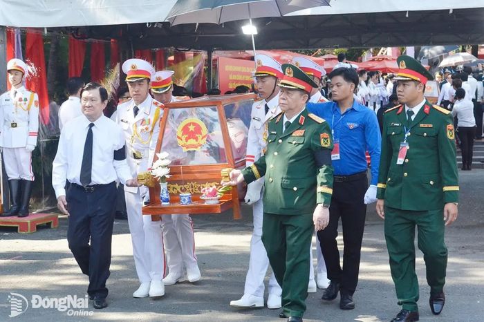 Nguyên Chủ tịch nước Trương Tấn Sang và Đại tướng Nguyễn Trọng Nghĩa, Ủy viên Bộ Chính trị, Bí thư Trung ương Đảng, Chủ nhiệm Tổng cục Chính trị Quân đội nhân dân Việt Nam di quách hài cốt liệt sĩ. Ảnh: Nguyệt Hà