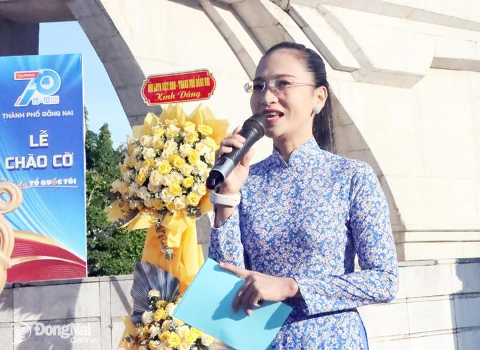 Viên chức Trung tâm Dịch vụ tổng hợp phường Bình Phước, thuyết minh về Chiến thắng Đồng Xoài. Ảnh: Quang Minh