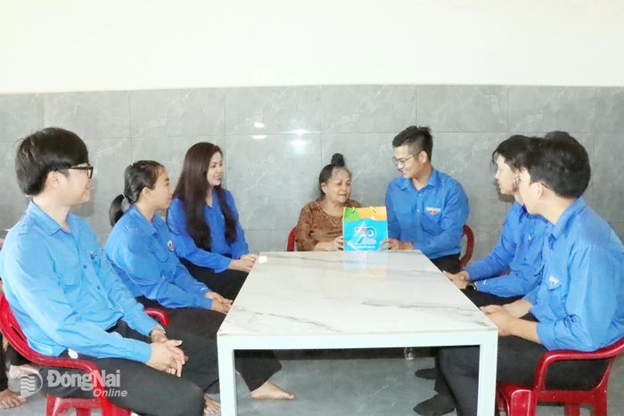 Đoàn thăm, tặng quà gia đình chính sách ở khu phố Tân Phú 3. Ảnh Quang Minh