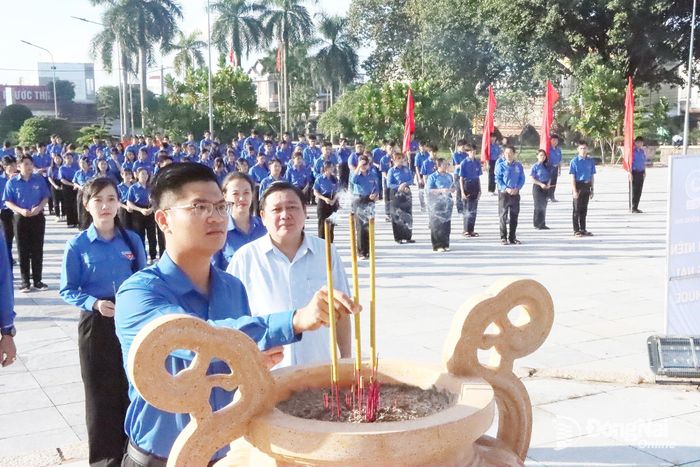 Các đại biểu dâng hương tại Đài tưởng niệm Chiến thắng Đồng Xoài, phường Bình Phước. Ảnh: Quang Minh