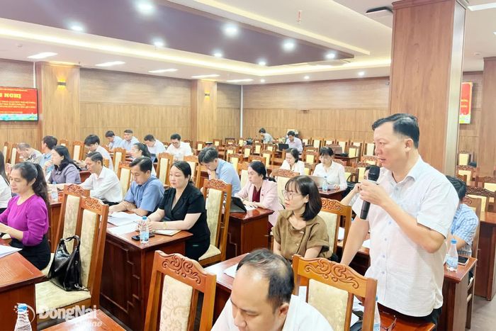 Phó Giám đốc Trung tâm Phát triển quỹ đất thành phố Chu Tiến Dũng đóng góp ý kiến cho Dự thảo Luật Đất đai (sửa đổi). Ảnh: Kim Liễu