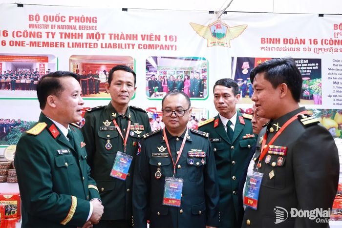 Trung tướng Ouk Hoeunpisey, Cục trưởng Cục Phát triển, Bộ Quốc phòng Campuchia, thăm quan gian hàng trưng bày, quảng bá sản phẩm của Binh đoàn 16 tại hội chợ.