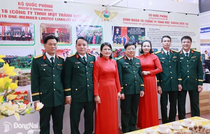 Đoàn công tác Binh đoàn 16 do Đại tá Đoàn Ngọc Quả, Phó Tư lệnh Binh đoàn làm trưởng đoàn, tham gia Hội chợ kết nối giao thương và quảng bá sản phẩm Việt Nam – Campuchia năm 2026.