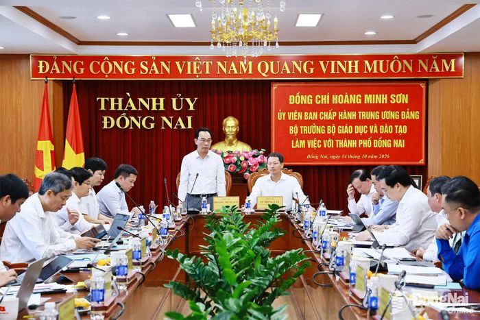 Ủy viên Trung ương Đảng, Bộ trưởng Bộ Giáo dục và Đào tạo Hoàng Minh Sơn phát biểu tại buổi làm việc. Ảnh: Công Nghĩa